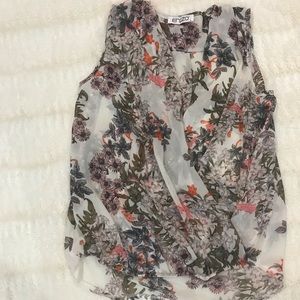 Sleavless summer top